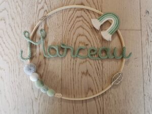 Couronne personnalisable avec prénom en tricotin / Arc en ciel